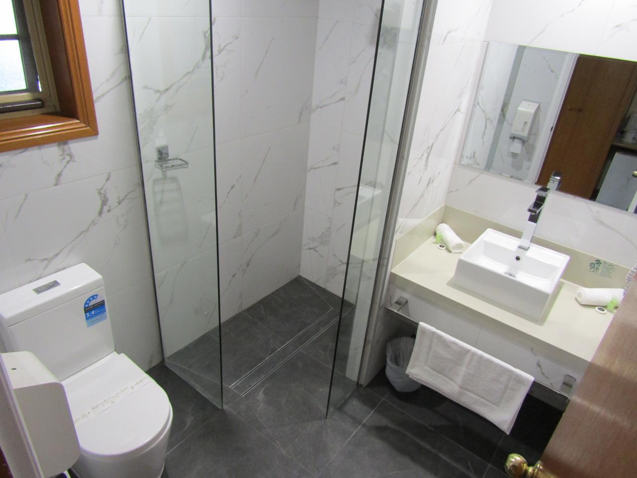 twin-room-bathroom-1