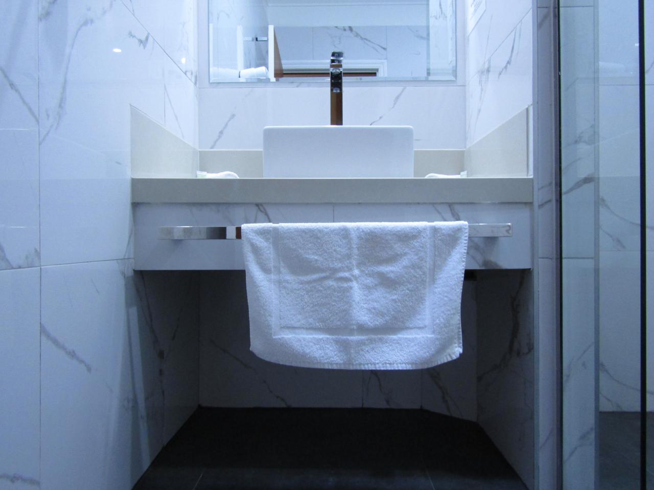 twin-room-bathroom-2